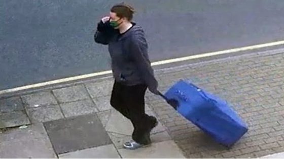 لندن .. امرأة تَقتل صديقتها وتتجول بجثتها مقطوعة الرأس في الشوارع .. فيديو