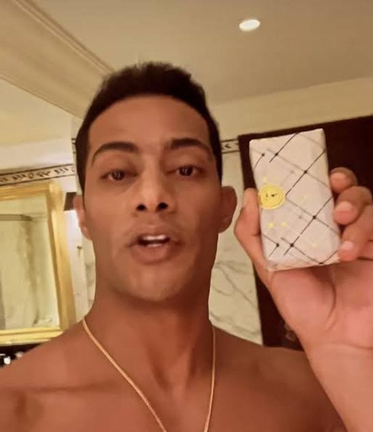 بالصور .. هدايا محمد رمضان تثير الجدل "صابونة ومعجون أسنان ذهب" .. والدكتور أحمد كريمة يُعلق