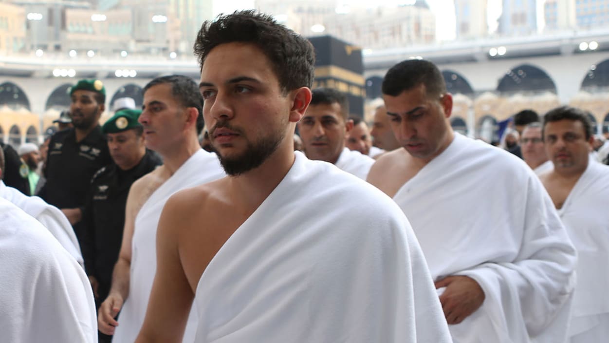 عقد رجوة آل سيف يلفت أنظار المتابعين في أحدث ظهور رسمي لها مع ولي عهد الأردن