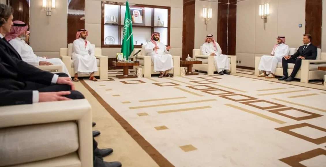 فيديو .. ولي العهد الأمير محمد بن سلمان يستقبل المنتخب السعودي:"لا أحد يتوقع منكم الفوز أو التعادل بالمونديال"