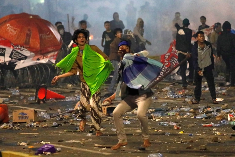 إندونيسيا .. وفاة 127 مشجعاً أثناء أعمال شغب والرئيس يأمر بإيقاف الدوري