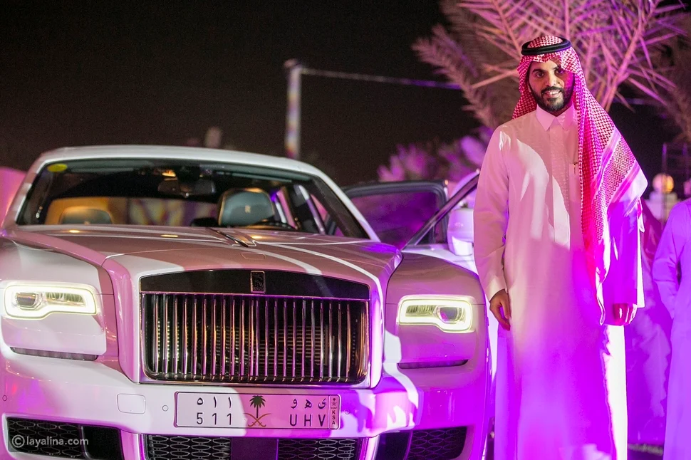 فيديو .. الشاعر غازي الذيابي يقيم حفل توديع العزوبية ويتلقى سيارة وحصان عربي كهدية