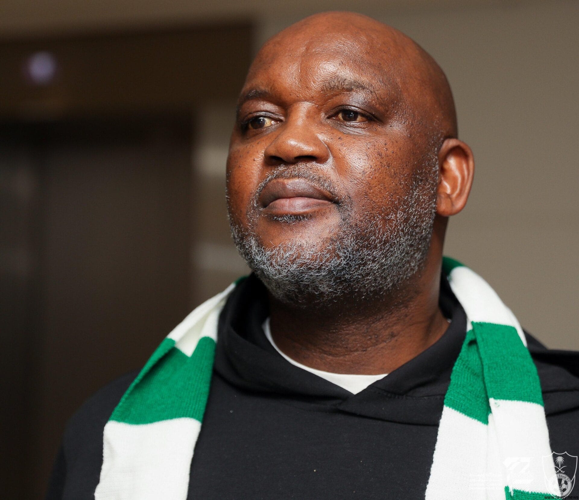 فيديو .. استقبال موسيمانى بالورود لحظة وصوله السعودية لتدريب أهلى جدة