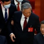 فيديو .. رجلان يقودان “هو جينتاو” رئيس الصين السابق إلى خارج قاعة اجتماع الحزب الشيوعي