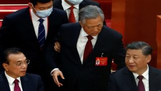 فيديو .. رجلان يقودان "هو جينتاو" رئيس الصين السابق إلى خارج قاعة اجتماع الحزب الشيوعي