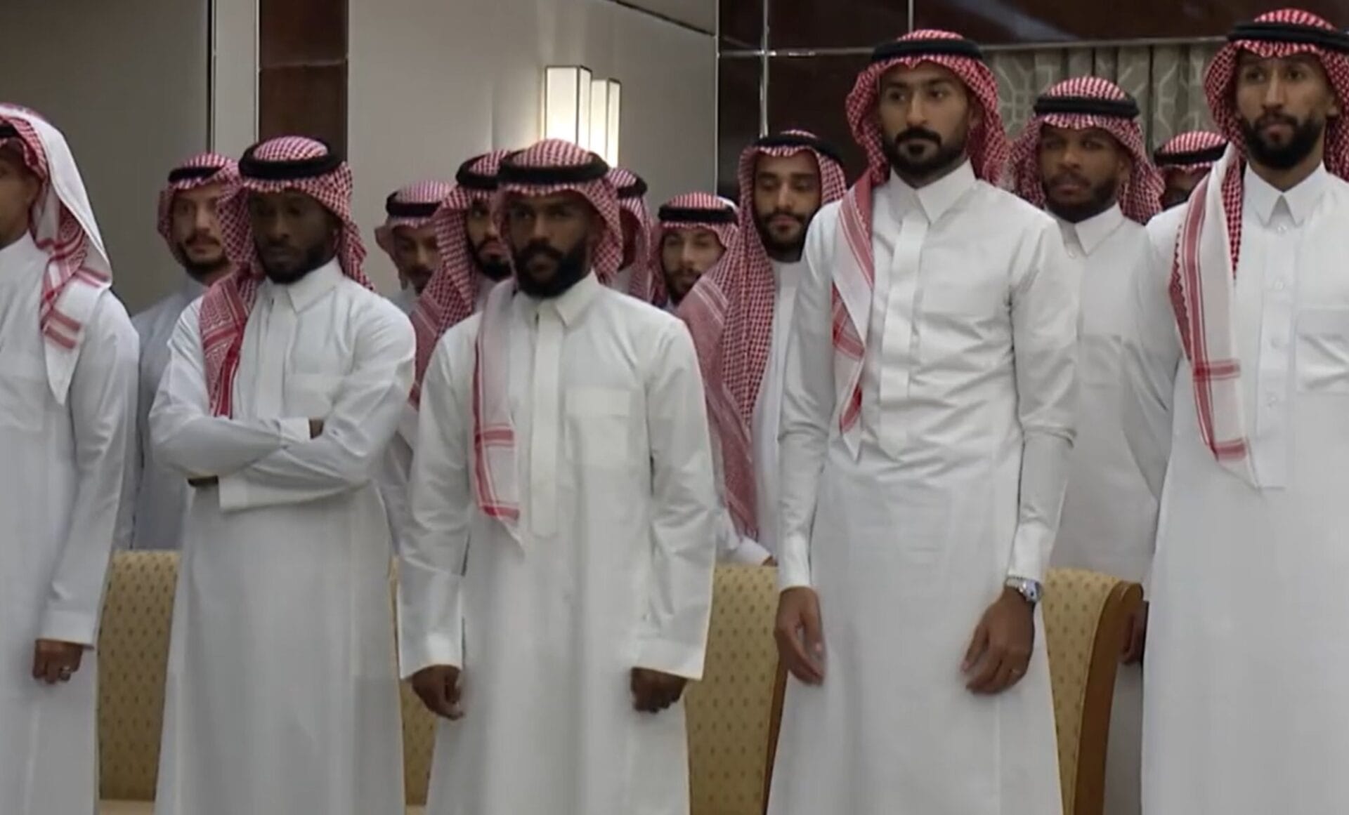 فيديو .. ولي العهد الأمير محمد بن سلمان يستقبل المنتخب السعودي:"لا أحد يتوقع منكم الفوز أو التعادل بالمونديال"