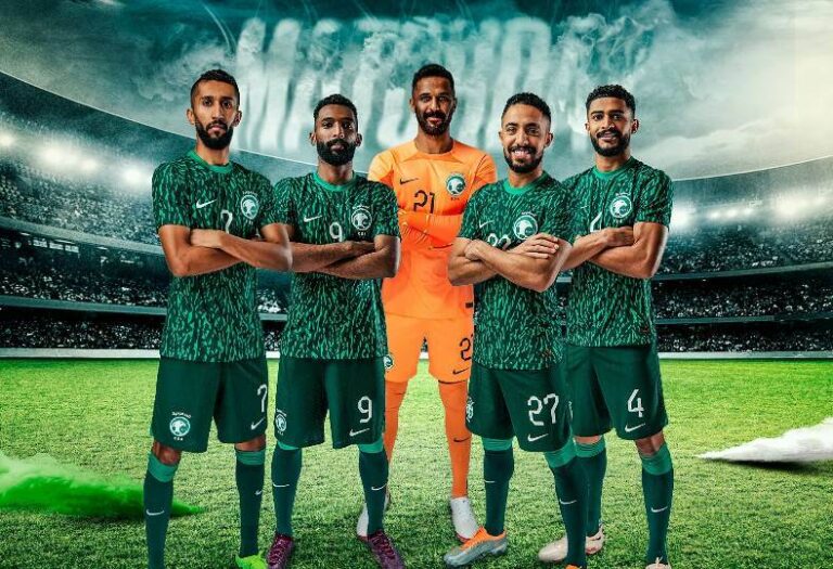 المشجعون في مقهى بونشاك الإندونيسي يدعمون المنتخب السعودي ضد بولندا.