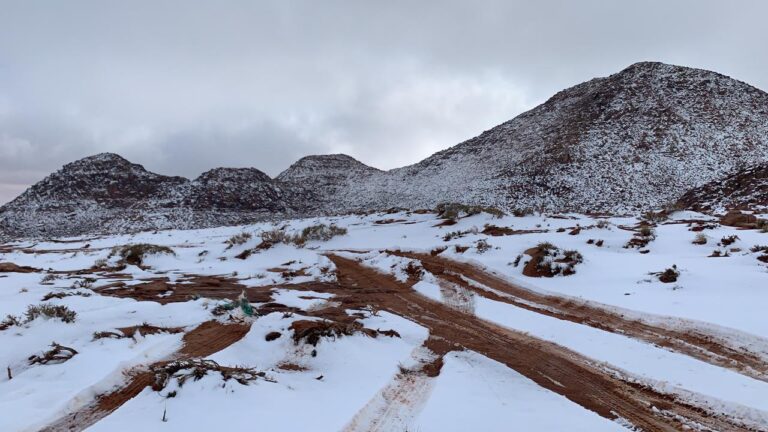 مرتفعات تبوك بالسعودية مكدسة بالثلوج