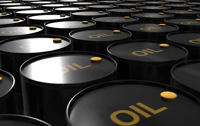انخفضت أسعار النفط في نهاية عام 2023 بنسبة 10%، مسجلة أول انخفاض سنوي منذ عام 2021.