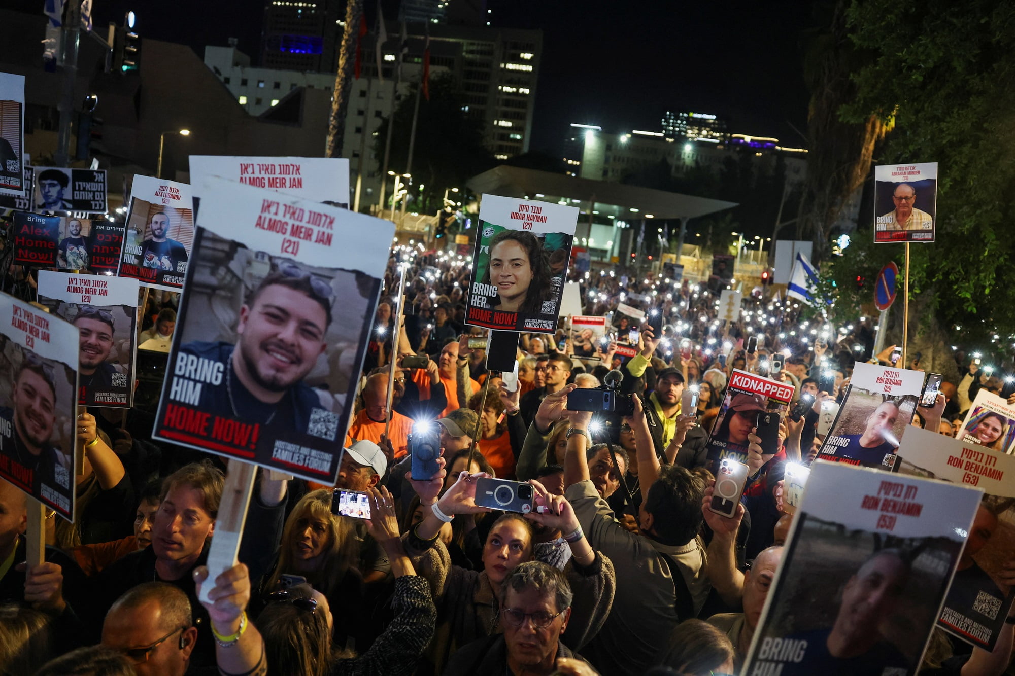 Relatives and supporters of hostages kidnapped on the deadly October 7 attack by Palestinian Islamist group Hamas, rally for their release, after a temporary truce between Israel and the Palestinian Islamist group Hamas expired, in Tel Aviv, Israel, December 2, 2023. REUTERS/Athit Perawongmetha