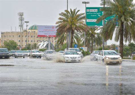 الأمطار تهطل على مناطق مختلفة في المملكة خلال الـ24 ساعة الماضية