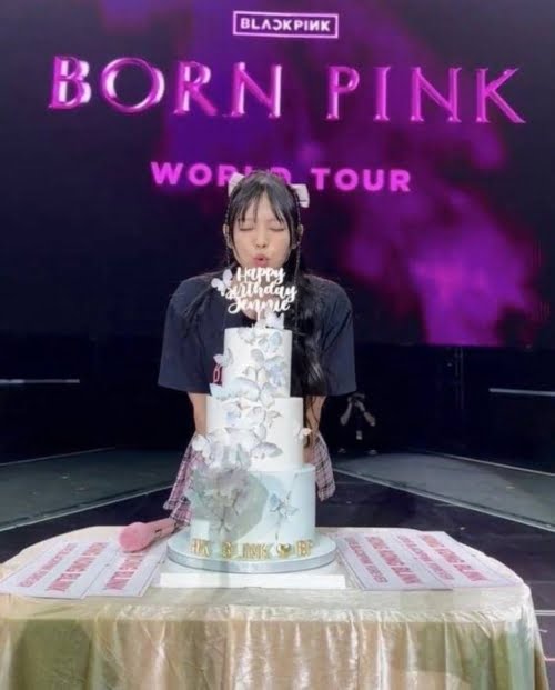 جيني كيم تحتفل بعيد ميلادها الـ28