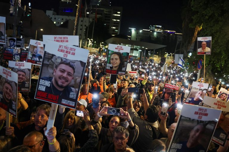 آلاف الإسرائيليين يتظاهرون في تل أبيب مطالبين بإنهاء الحرب على غزة وإجراء انتخابات مبكرة
