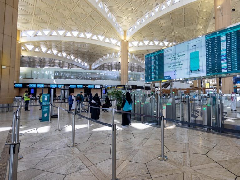 “الدعيلج” يتفقد مشروع تطوير مطار الملك خالد الدولي ويشهد إنجاز 2.5 مليون ساعة عمل آمنة