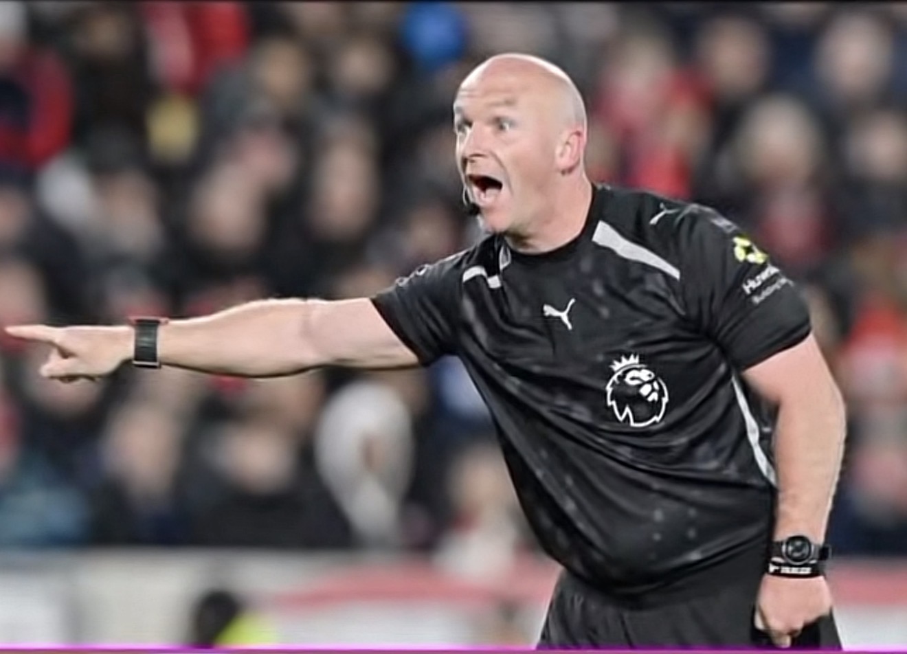 حدث نادر! إصابة مفاجئة تجبر على تبديل حكم مباراة ليفربول وبرينتفورد بين الشوطين.