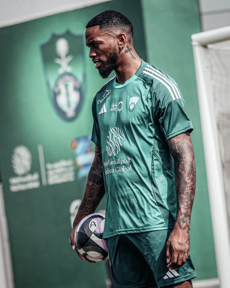 الاهلي ينفي شائعات رحيل إيفان توني عن النادي في يناير